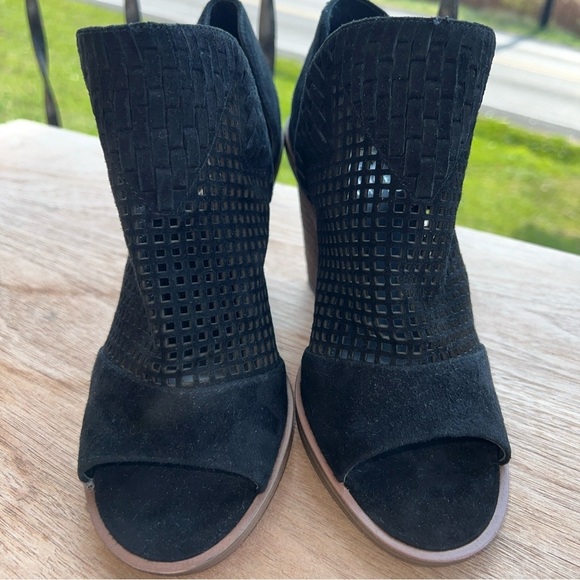 Vince Camuto Booties VC-Fritzey Black Brown Cut Out Chunky Heels Bootie Size 7 - Picture 3 of 11